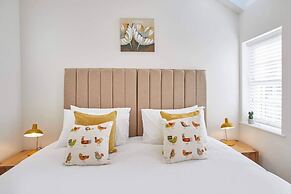 Host Stay Lemonade Arch