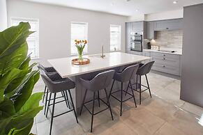 Host Stay Lemonade Arch