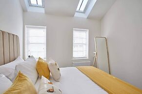 Host Stay Lemonade Arch