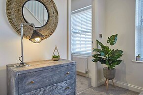 Host Stay Lemonade Arch