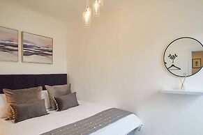 Host Stay Little Acorn Apartment