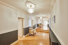 Host Stay Regency Mansions Apartment