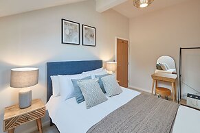 Host Stay Skyline Apartment