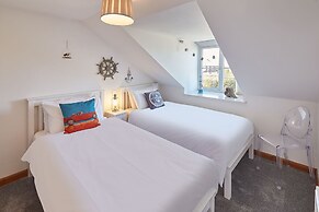 Host Stay Robins Den