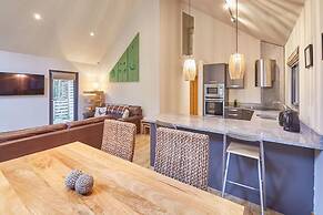 Host Stay Simon Howe Lodge