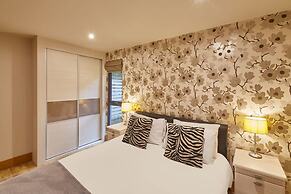 Host Stay Simon Howe Lodge