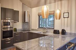 Host Stay Simon Howe Lodge