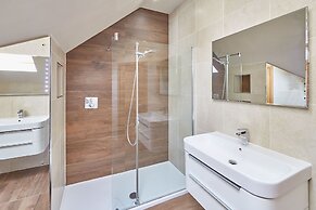 Host Stay Shunner Howe Lodge