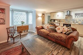 Host Stay In The Key Of Sea