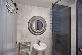 Host Stay In The Key Of Sea