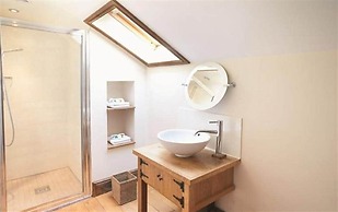 Host Stay Tregaer Mill Barn