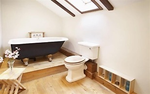 Host Stay Tregaer Mill Barn