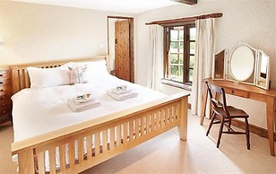 Host Stay Tregaer Mill Barn