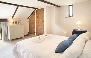 Host Stay Tregaer Mill Barn
