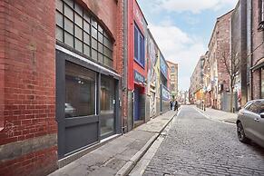 Host Stay Concert Square