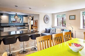 Host Stay Larpool Mews Holiday Home