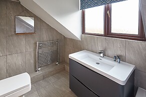 Host Stay Larpool Mews Holiday Home