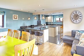 Host Stay Larpool Mews Holiday Home