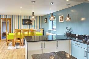 Host Stay Larpool Mews Holiday Home