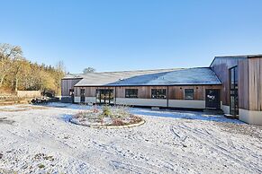 Host Stay The Parlour