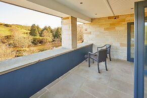 Host Stay The Lakehouse