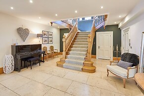 Host Stay The Lakehouse