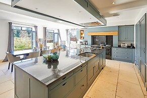 Host Stay The Lakehouse