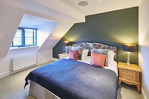 Host Stay The Lakehouse