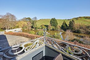 Host Stay The Lakehouse