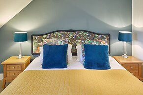 Host Stay The Lakehouse