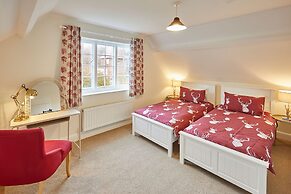 Host Stay Gardeners Cottage