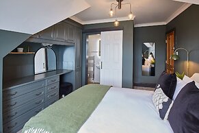 Host Stay Raven House