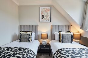 Host Stay Raven House