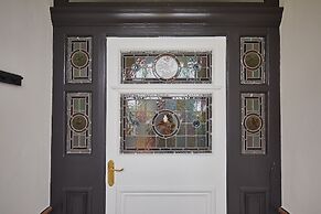 Host Stay Raven House