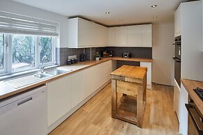 Host Stay Raven House