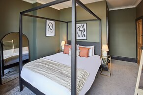 Host Stay Raven House