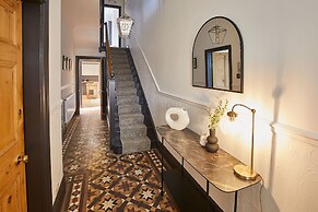 Host Stay Raven House