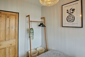 Host Stay Raven House