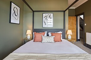 Host Stay Raven House