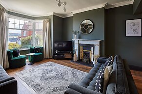 Host Stay Raven House