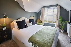 Host Stay Raven House