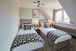 Host Stay Raven House