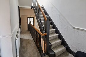 Host Stay Raven House