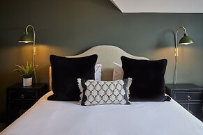 Host Stay Raven House