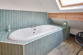 Host Stay Raven House