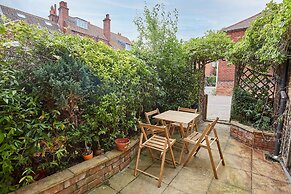 Host Stay Raven House