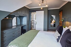 Host Stay Raven House