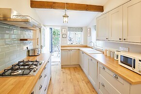 Host Stay Sixpence Cottage