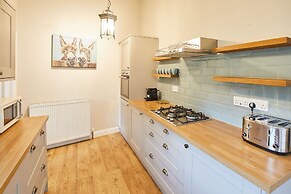 Host Stay Sixpence Cottage