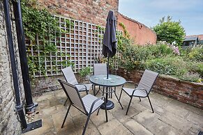 Host Stay Sixpence Cottage